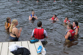 Студенты Conserve School купаются в озере