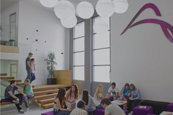 Холл в Ace English