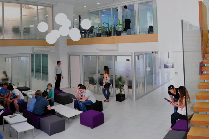 Студенты Ace English в холле школы