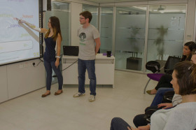 На занятиях в Ace English