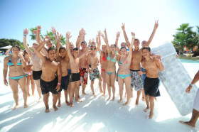 Студенты Clubclass Residential Language School на пляже