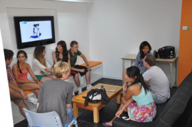 Студенты EC Malta в комнате для отдыха