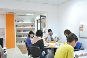 Студенты EC Malta в библиотеке