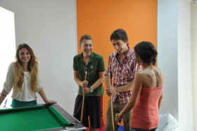 Студенты EC Malta играют в бильярд