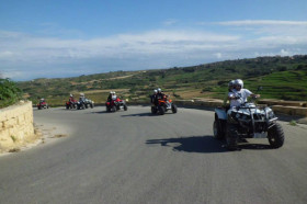 Студенты EC Malta катаются на квадроциклах