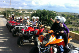 Студенты EC Malta катаются на квадроциклах