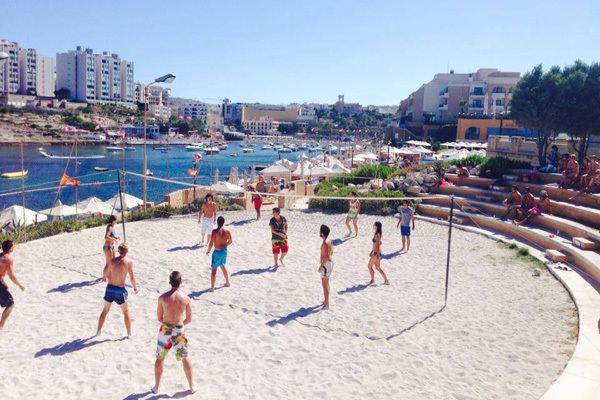 Студенты EC Freestyle Malta играют в волейбол