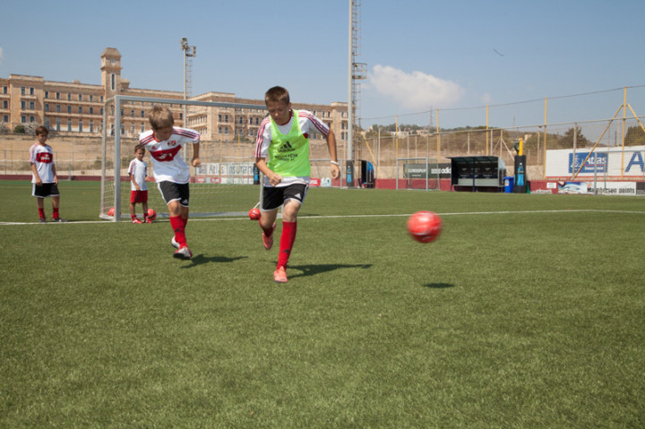 Студенты ESE Milan Junior Camp играют в футбол