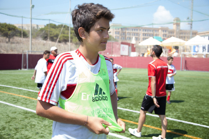 Студенты ESE Milan Junior Camp на футбольном поле