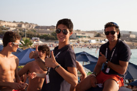 Студенты ESE Milan Junior Camp на пляже