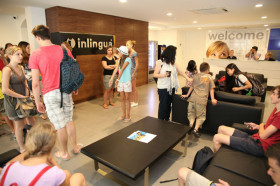 Студенты Inlingua Malta в холле школы