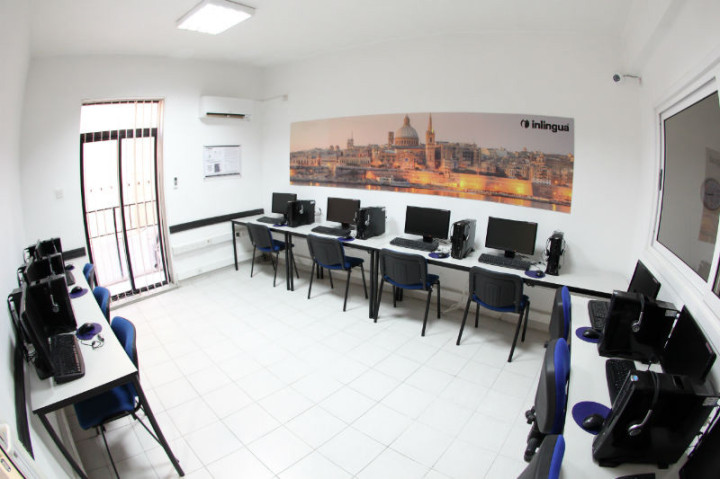 Компьютерная библиотека в Inlingua Malta