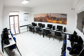 Компьютерная библиотека в Inlingua Malta