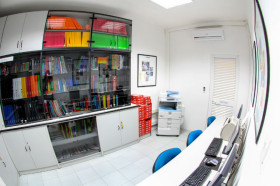 Библиотека в Inlingua Malta