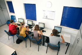 Студенты Inlingua Malta в библиотеке