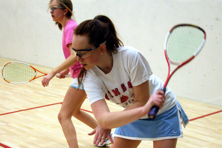 Студенты Deerfield Academy играют в теннис