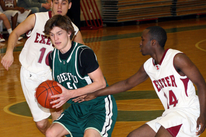 Студенты Deerfield Academy играют в баскетбол