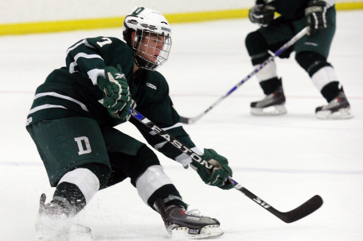 Студенты Deerfield Academy играют в хоккей
