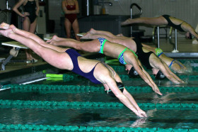 Студенты Deerfield Academy занимаются плаванием