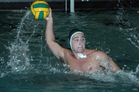 Студенты Deerfield Academy играют в водное поло