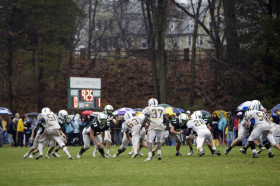 Студенты Deerfield Academy играют в американский футбол