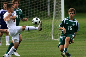 Студенты Deerfield Academy играют в футбол