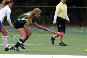 Студенты Deerfield Academy играют в хоккей на траве