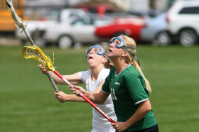 Студенты Deerfield Academy играют в лакросс