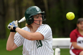 Студенты Deerfield Academy играют в бейсбол