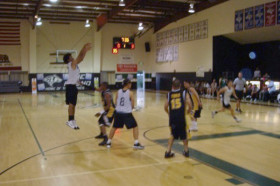 Студенты Fairmont Academy играют в баскетбол