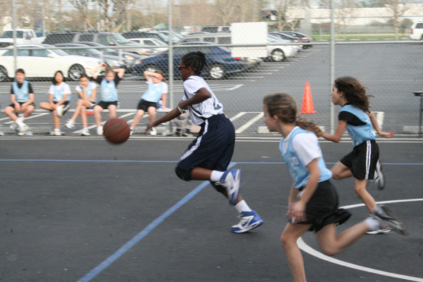 Студенты Fairmont Academy играют в баскетбол