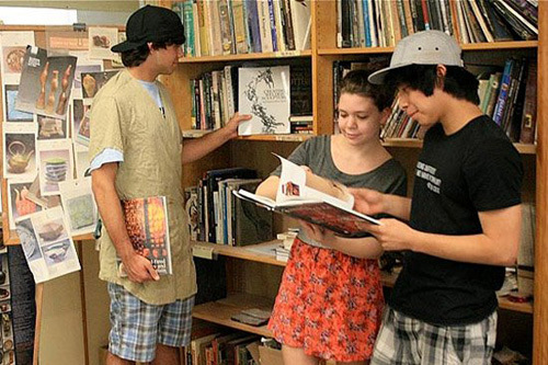 Студенты George School в библиотеке