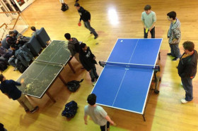 Студенты George School играют в настольный теннис