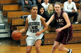 Студенты George School играют в баскетбол