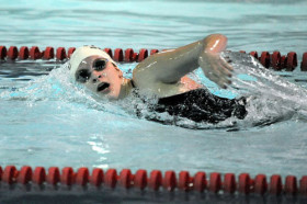 Студенты George School занимаются плаванием