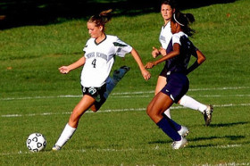 Студенты George School играют в футбол