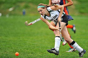 Студенты George School играют в хоккей на траве