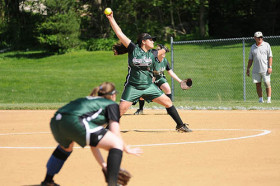 Студенты George School играют в бейсбол