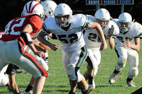 Студенты George School играют в американский футбол