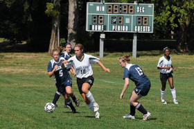 Студенты George School играют в футбол