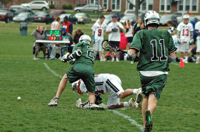 Студенты George School играют в лакросс