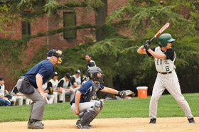 Студенты George School играют в бейсбол