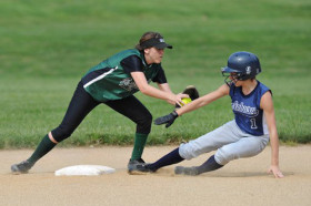 Студенты George School играют в бейсбол