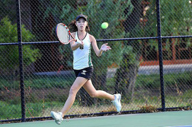 Студенты George School играют в теннис