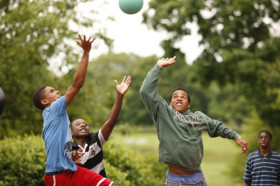 Студенты George School играют в волейбол