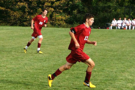 Студенты The Frederick Gunn School играют в футбол