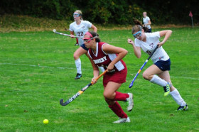 Студенты The Frederick Gunn School играют в хоккей на траве