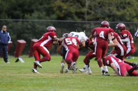 Студенты The Frederick Gunn School играют в американский футбол