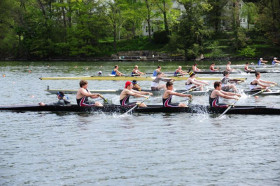 Студенты The Frederick Gunn School занимаются водной греблей