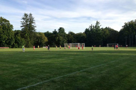 Студенты The Frederick Gunn School играют в футбол